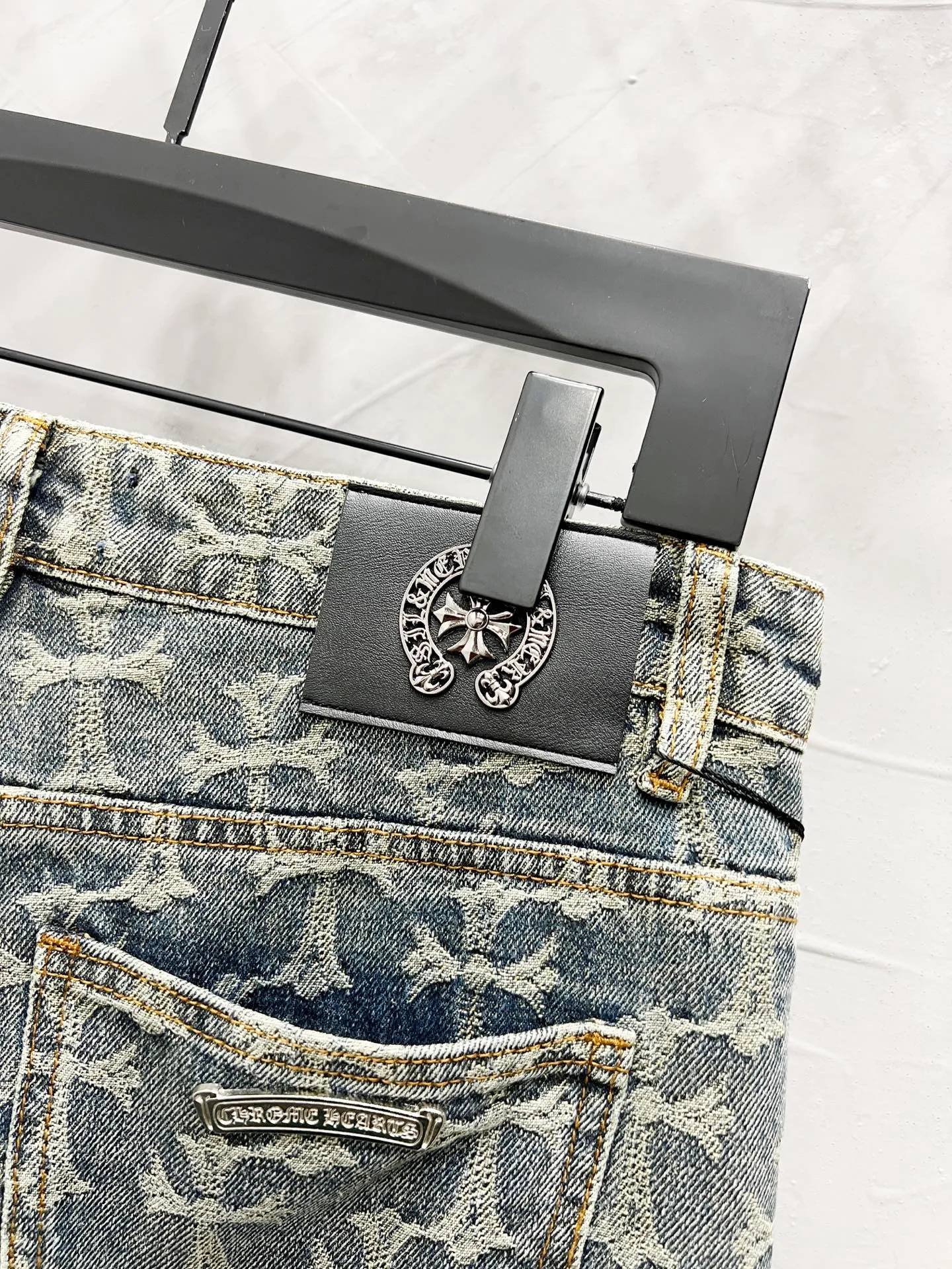 P220 Style number: [M914] Chrome hearts & Chrome hearts 25ss light blue jacquard leather jeans, high-waisted washed jeans! ! Absolutely high-end luxury products, 1.9W level god-level single products, super popular products, made by top heavy industry, not to be missed. About Zangyin, this is an extremely luxurious fashion brand, which can also be called the nobles of the high street. It has always been an exclusive brand of some hipsters or rich second generation. Compared with ordinary high streets, it is more luxurious and noble. Compared with luxury brands, it has a more fashionable personality and has always been a brand that I have a special liking for. Imported yarn is custom-woven into a high-density twill canvas. While ensuring a crisp silhouette, the fabric feels very delicate. It follows the B01 classic silhouette. The upper body is crisp and stylish. The ready-made garments are stone-milled and fermented and can be matched with any style. Buttons and zinc-brushed washable genuine vintage metal products. Double-layered canvas on the front. Perfect details. All hardware is perfect. Size: 30-32-34-36 Color: Jacquard jeans